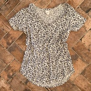 WOMEN’S WHITE CROW GRAY LEOPARD POCKET TEE SZ M